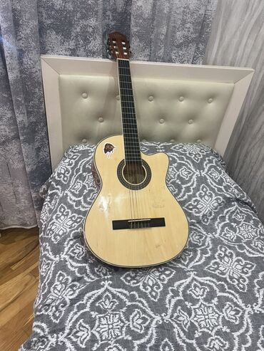 электрическая барабанная установка: Klassik/akustik gitara – cutaway (yuxarı deşikli) korpuslu model