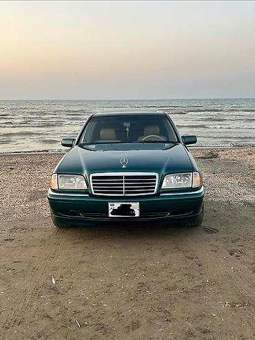 xrom disk: Mercedes-Benz C-Sinfi sedan (W202) – tünd yaşıl rəng, bej dəri salon — 2