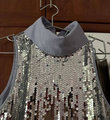 Köynək və bluzalar: Zara, S/m/ L olcu Gümüşü rəngli pullarla bəzədilmiş, boğazı açıq mavi