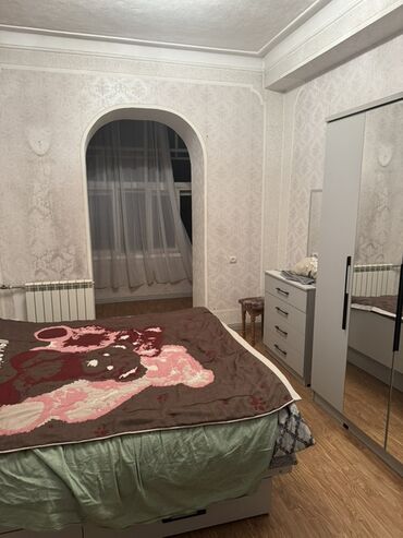 квартира студия без отделки: 3 комнаты, С мебелью частично