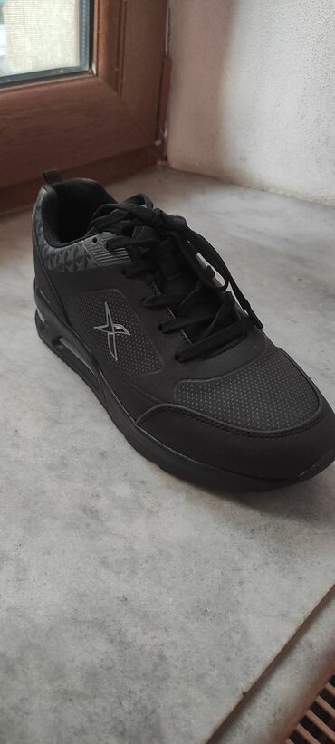 air jordan 4: Qara rəngli orijinal Kinetix brendinin qaçış ayaqqabısı.Unisexdir