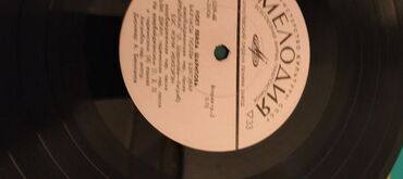 Vinil vallar: Vinil plastinkalar satılır. Bir ədədi 20 manat — 17