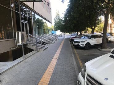 Ofislər: Gənclik metrosuna yaxın yol kənarı ümumi sahəsi 220 kv,m olan — 11