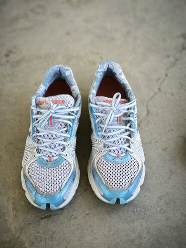 спортивная обувь мужская: Продаю ботасы привезли из Кореи в основном. Есть соронокожки, шлёпки