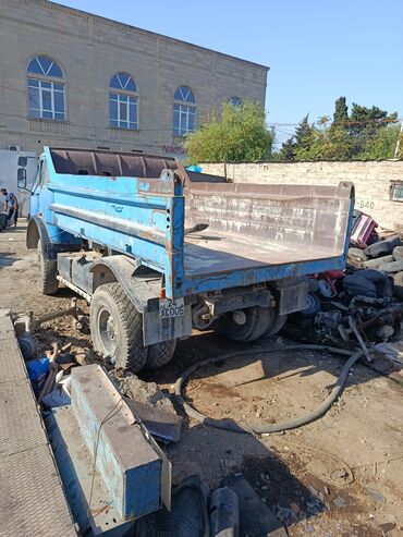 Навесная сельхозтехника: Bu mavi rəngli özüboşaldan yük maşını müxtəlif materialların daşınması