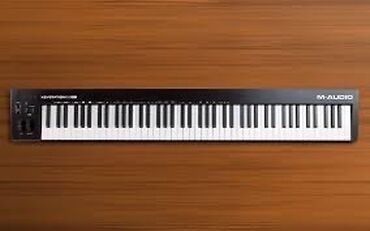 профессиональные музыкальные инструменты: MIDI-клавиатура M-Audio с 88 клавишей, чувствительными к скорости