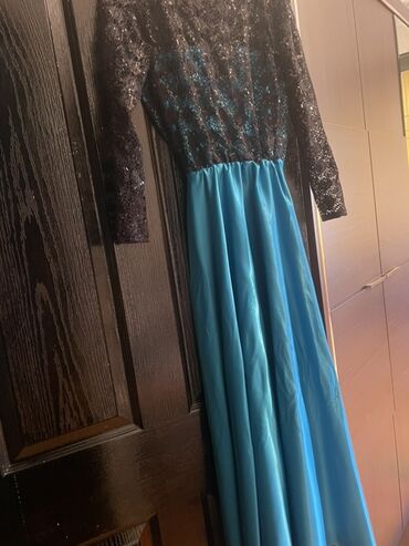 en yeni donlar: Bu ziyafət donu yuxarı hissədə qara rəngli naxışlı krujeva və sequins