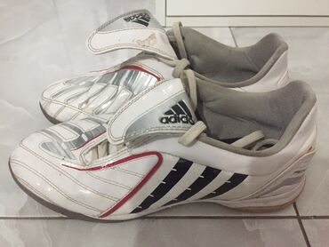 cizme duboke broj ipo: Adidas patike za fudbal u super stanje br. 38 . 1000