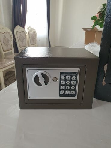 Мебель: Продается сейф новый размер 23/17/17 вес 3 кг с кодовым доступом