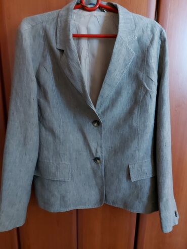 Sakoi: Na prodaju je elegantna ženska tanja kratka jakna u veličini 44, u