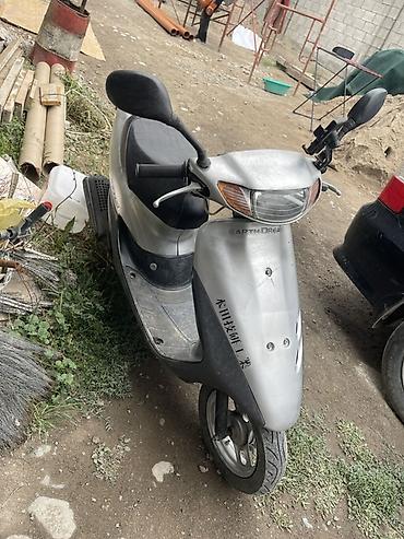 Скутеры: Скутер Honda Dio (серия AF) 2-тактный, серебристый. Стоит 70 кубов от — 1