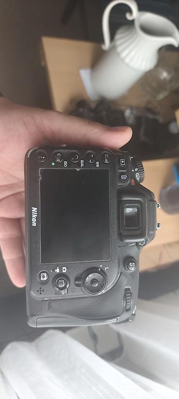 stara elektronika: Nikon D7200 DSLR fotoaparat (telo) sa originalnim Nikon kaišem 72000 — 8