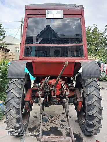 Kənd təsərrüfatı üçün tək kabinalı təkərli traktor - Rəng: qırmızı
