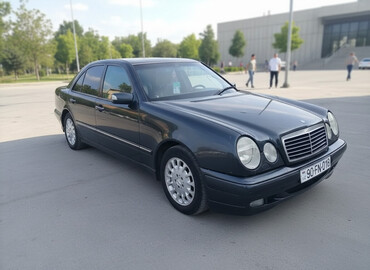 Mercedes-Benz: Mercedes-Benz E-Class: 2.2 l | 1999 il Sedan — 1