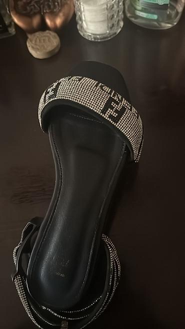 frida aksesuar kataloq: Fendi rhinestone sandal — qara rəngdə, düz tabanlı, kvadrat burunlu — 2