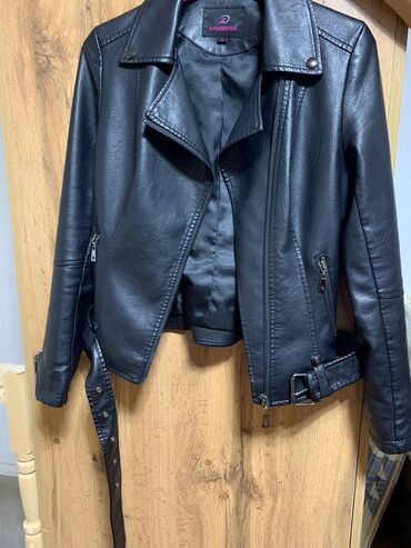 куплю кожанную куртку: Кожаная куртка, Классическая модель, Эко кожа, Приталенная модель, S (EU 36)