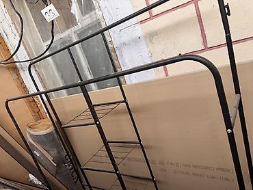 Металлическая стойка для одежды с полками - Напольная конструкция на