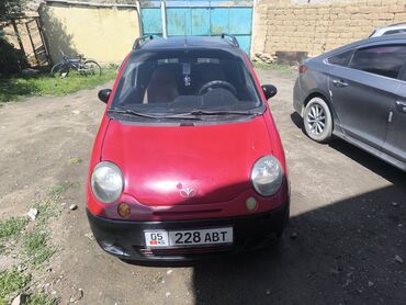 мини электромобиль: Красный хэтчбек Daewoo Matiz, компактный и маневренный, идеально