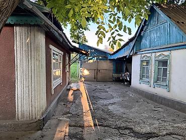 ошский рынок место: Срочно! Участок 10 соток с жилым домом в центре Сокулука, газ у — 2