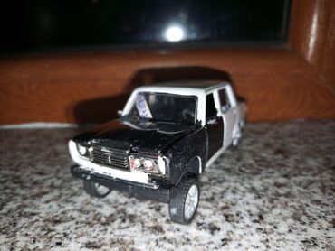 Oyuncaqlar: Məhsul: LED işıqlı kiçik ölçülü model avtomobil Təsvir: - Korpus — 7