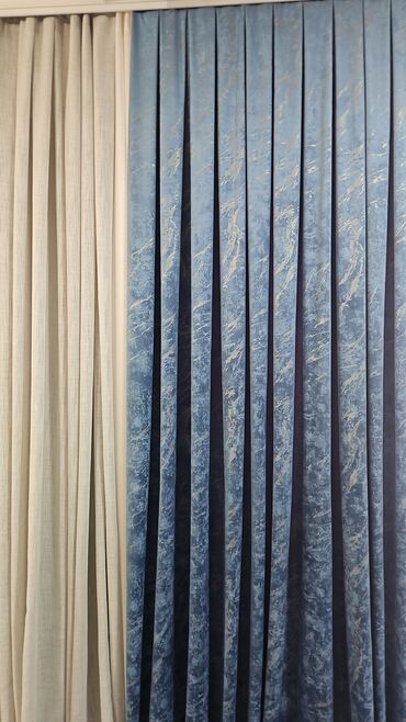 Pərdə və tüllər: Zərif mavi rəngli, damarlı dizaynlı pərdə. Yüksək keyfiyyətli — 10