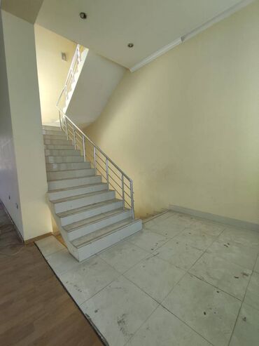 Digər kommersiya daşınmaz əmlakı: Heyder eliyev prospektində mərkəzdə, 3 mərtəbəli, obyekt icareye — 12