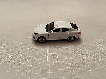 Oyuncaq nəqliyyat: Ağ rəngli metal oyuncaq maşın – sedan/krossover üslubunda miniatür — 3