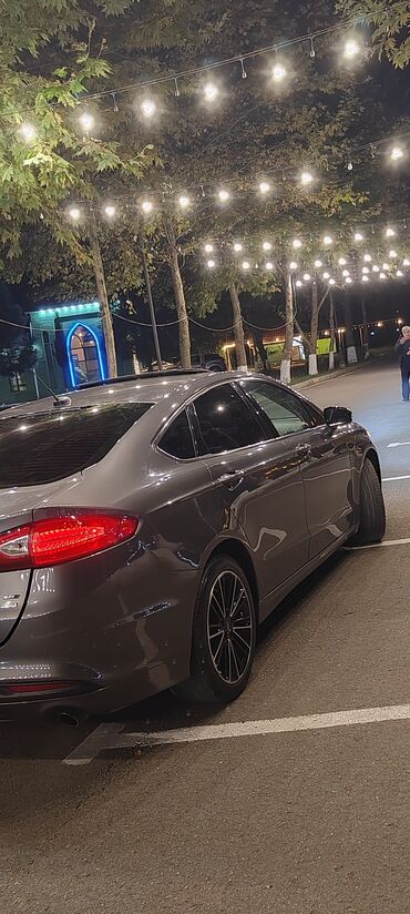 Ford: Ford Fusion sedan - Kuzov: 4 qapılı sedan, tünd boz rəng - Mühərrik — 4