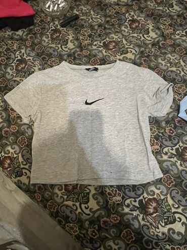 Sviterlər: Nike qısaqol t‑şört - Brend: Nike (etiketdə S ölçü göstərilib) -