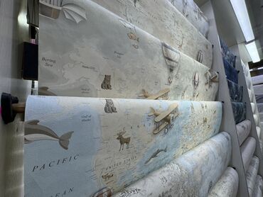 Обои: Рулонные обои с рисунком карты мира и изображениями животных и
