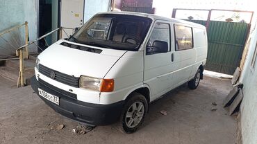 Volkswagen: Белый микроавтобус Volkswagen Transporter T4. Вместительный и