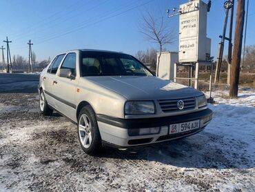 Транспорт: Volkswagen Vento: 1993 г., 1.8 л, Механика, Газ, Седан