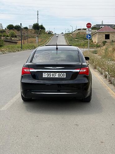 Chrysler: Chrysler 200, qara rəng, sedan kuzov. Xarici xüsusiyyətlər: - Xrom ön — 2