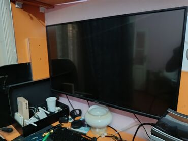 mini blender: Düz ekran televizor minimalistik dizaynı ilə hər hansı bir otağa