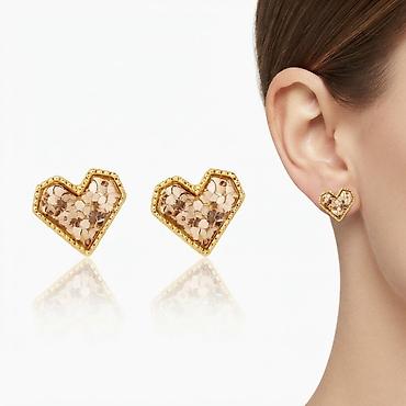 Серьги сөйкөлөр - гвоздики Г в форме сердца — стильный акцент, который
