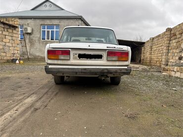 VAZ (LADA): LADA klassik model (sedan) – ağ rəngli, ön hissədə yerləşən benzin — 6
