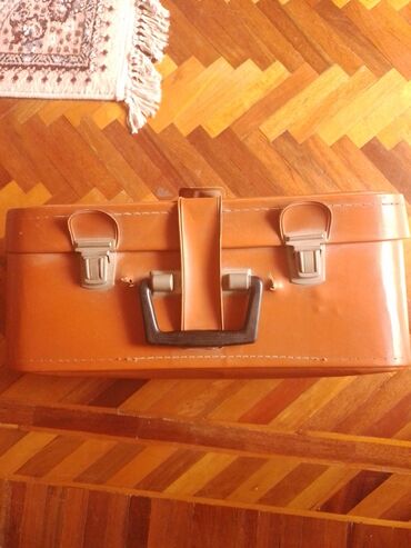 Qədim tikiş maşınları: Məhsul: Köhnə tip əl ilə işləyən tikiş maşını (daşınan model) Təsvir — 11