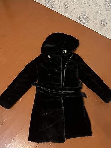 Элегантная женская верхняя одежда чёрного цвета с мягкой фактурной