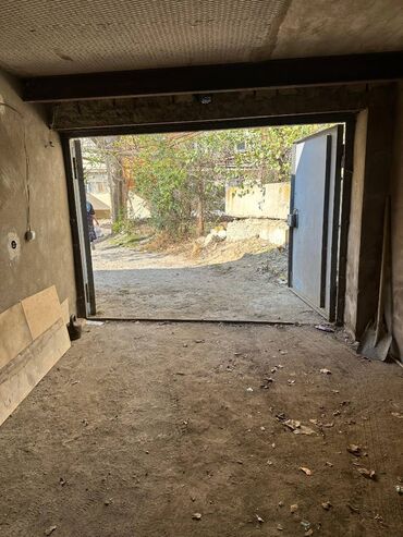 Kirayə qaraj: Ozellesib 6*3 dir qaraj depo magaza kimi uygundur. General Sixlinskide