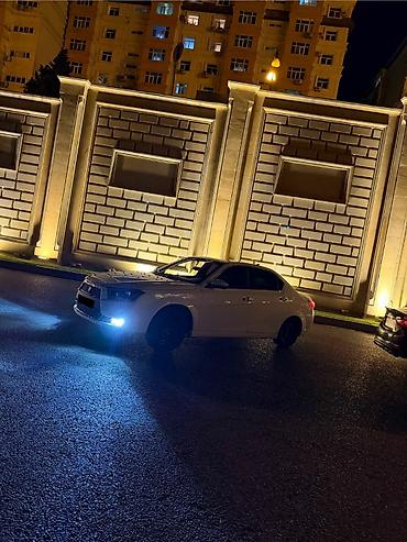 led guzgu: Ağ rəngli sedan – fərdi tüninqli eksteryer və LED işıq paketi — 3