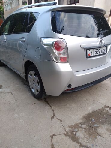 рено логен: Серебристый минивэн Toyota Verso с задним спойлером. Компактный размер