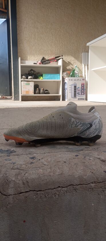 мусульманский кийимдер: Эркектердин кроссовкасы, 41, Nike, Колдонулган, түсү - Боз, Өзү алып кетүү