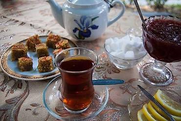 Чайханщики: Is elani Əhmədlidə diaqonozun yaninda çayxanaya xanim xadime + — 1