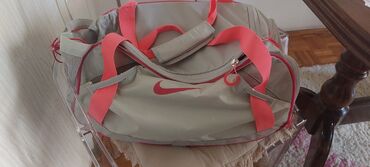 Torbe: Nike torba
Jedina mana je rucka