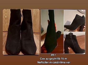 Cox az geyinilib Topuqlu, qara rəngli qadın botları. Bu botlar yumşaq