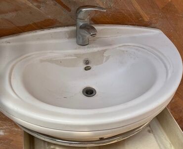 Moydadırlar: Hamam mebeli, moydadır və güzgü
Güzgü işıqlıdır və İspan istehsalıdır
