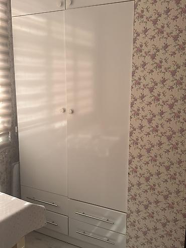 ag isiq: Ağ rəngli, parlaq səthli çoxfunksiyalı dolab - Rəng: Bəyaz, parlaqlıq — 3