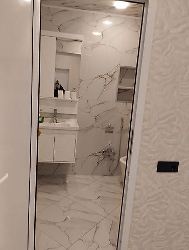 Tavan işləri: Təsvir: - Zövqlə təmir edilmiş, işıqlı mənzil interyeri. Geniş dəhliz — 18