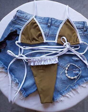 dd step sandale: Dvodijelni bikini set – maslinasto zeleni sa belim detaljima - Gornji — 1