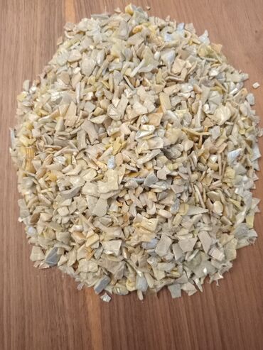 kreditle temir tikinti materiallari: Bu, təkrar emal üçün nəzərdə tutulmuş, xırda doğranmış plastik